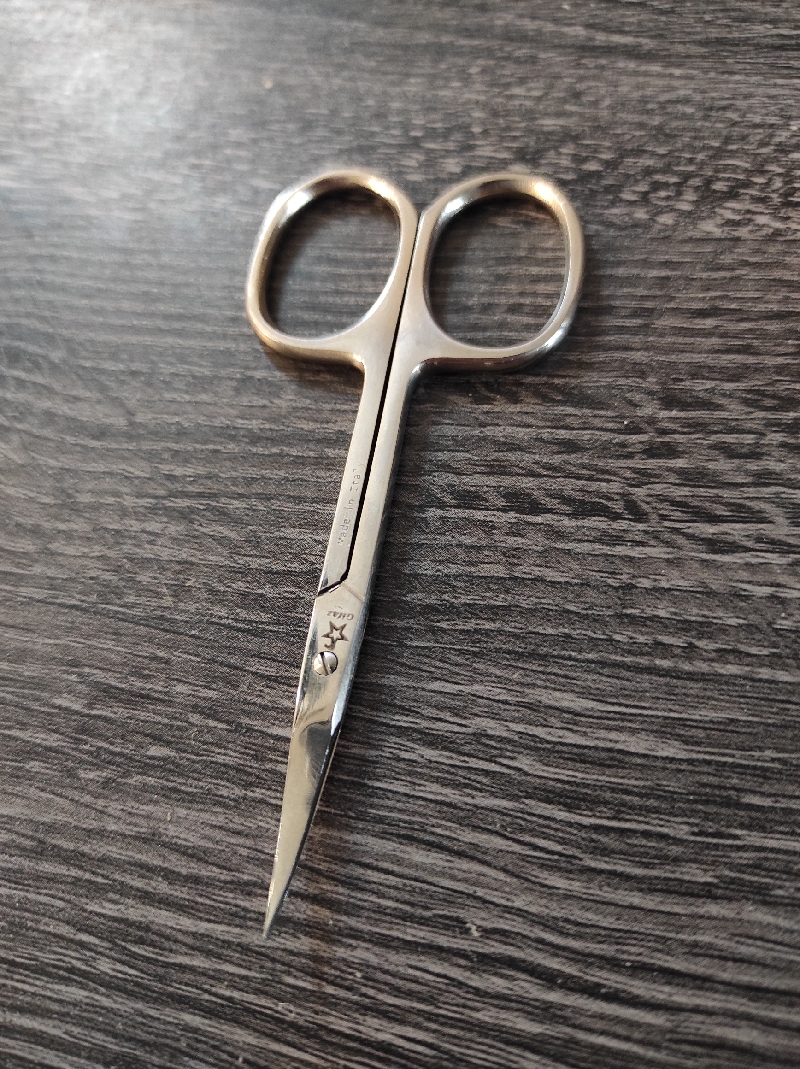 Scissors for left-handed